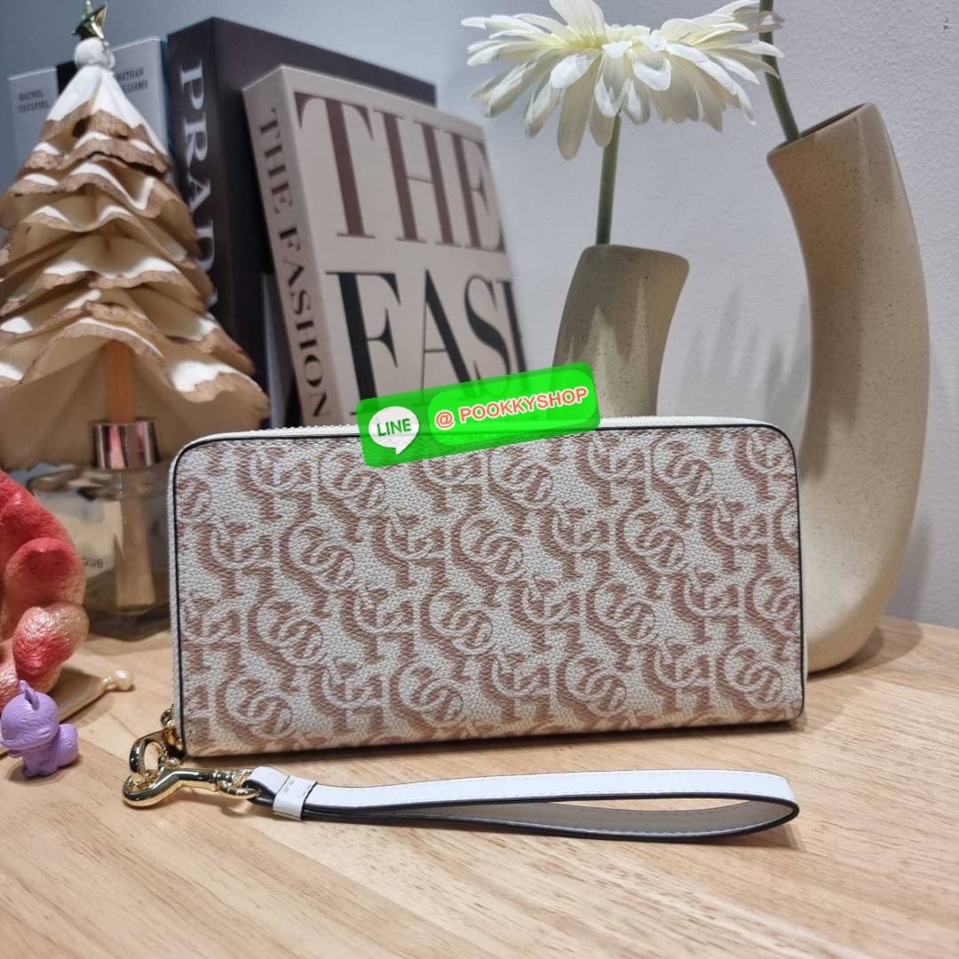 COACH CF521 LONG ZIP AROUND WALLET WITH SIGNATURE MONOGRAM 🔆 Details กระเป๋าสตางค์ใบยาว คอลเลคชั่นใหม่ กับดีไซน์ใหม่ ฉีกกฏทุกการดีไซน์ ด้วยลวดลายโมโนแกรมรอบใบโดดเด่น สะดวกใช้งานด้วยสายคล้องมือที่สามารถถอดออกได้ พกพกง่ายที่สุด รูดใช้งานด้วยซิปรอบใบ