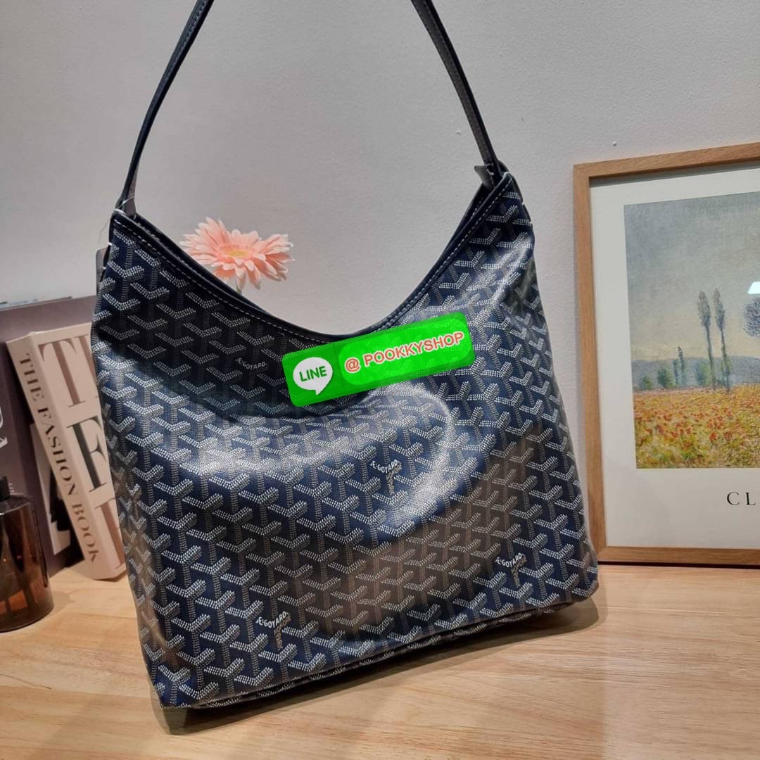 GOYARD BOHEME HOBO BAG ใหม่สุดคุ้ม กับกระเป๋าสะพายทรงโฮโบ ใบใหญ่จุใจ!! มาครบสีขายดี เลิศทุกสี รูปทรงคลาสสิค ดีไซน์เป็นเอกลักษณ์ วัสดุหนังแคนวาสพิมพ์ลายสวยคม ปากกระเป๋ามีซิปเปิด-ปิดกันของหล่นได้ ภายในโล่งกว้างมาก มาพร้อมสายคล้องในตัว ทนทาน สะพายสวยๆได้ทุกว