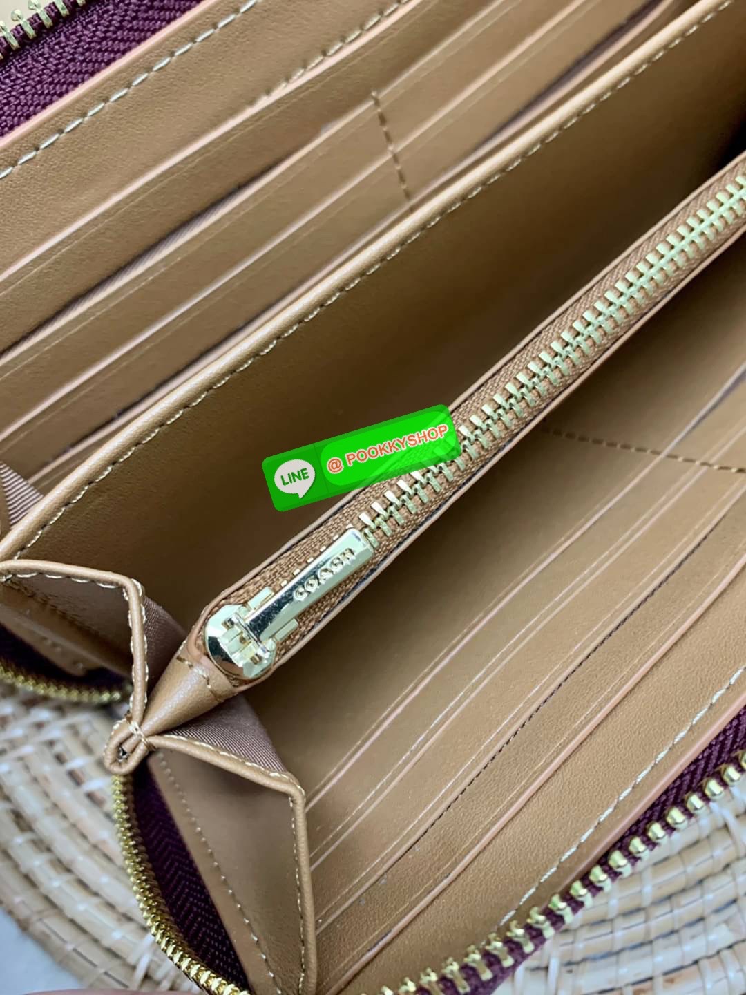 💥NEW IN!💥🌈สินค้าจำนวนจำกัด ห้ามพลาดจร้าา! COACH X PEANUTS LONG ZIP AROUND WALLET IN SIGNATURE CANVAS WITH VARSITY PATCHES ((C4598)) พร้อมส่ง น้องน่าใช้มากๆค่ะ! กระเป๋าเงินใบยาว แบบซิปรอบ มาพร้อมสายคล้องมือถอดออกได้หนึ่งสายค่ะ ด้านห