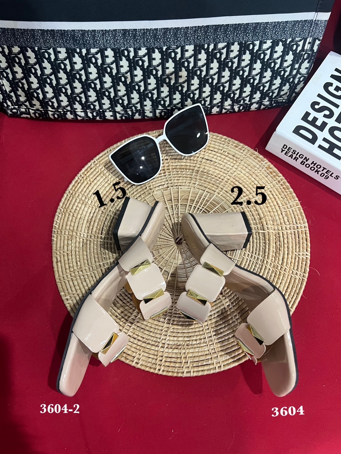 รองเท้าของสาวทันสมัย การันตียอดขายมากกว่าพันคู่ เพราะนอกจากสวมใส่ง่ายได้ทุกโอกาส ยังนิ่ม ด้านในซัพพอร์ตหลังเท้าด้วยผ้าขนนุ่มๆ อะไหล่ปิรามิด สีทอง ขับผิวไปอีก รอบนี้มา 2 ส้น นะคะ ส้นสูง 1.5 นิ้ว สำหรับสาวขี้เมื่อย และส้น 2.5 นิ้วของสาวเปรี้ยวสาวเก๋ เลือกตา