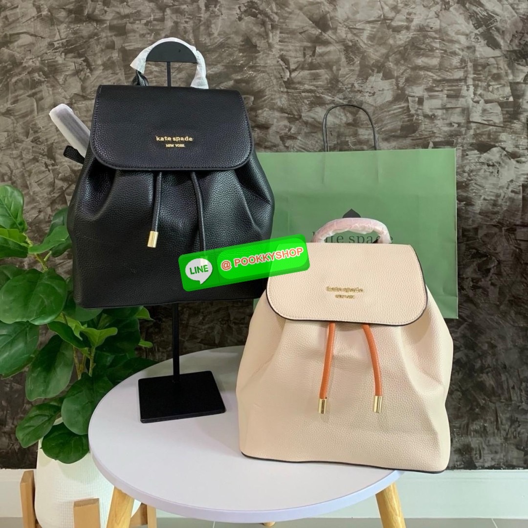 KATE SPADE NEW YORK Sinch Pebbled Leather Medium Flap Backpack กระเป๋าสะพายเป้หนังนิ่มลายหนังสวย ด้านหน้าตกแต่งด้วยชื่อแบรนด์ มีช่องซิปเล็กด้านข้างกระเป๋า 1 ช่อง ช่องใหญ่เปิด-ปิดด้วยตัวรูด ด้านในโล่งกว้างจุของได้เยอะมาก และมีช่องซิปใส่ของจุกจิกค่ะ