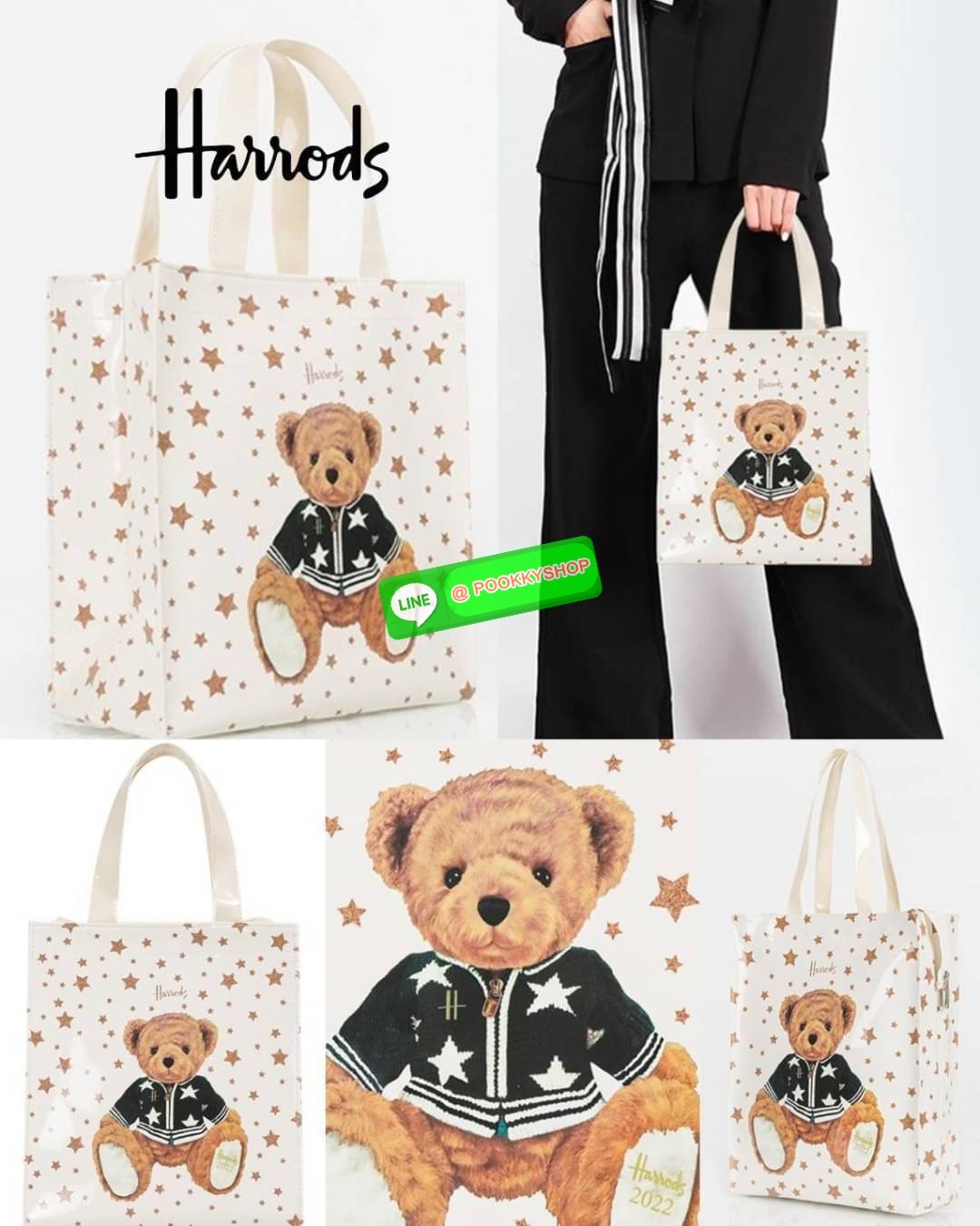 Don't Miss! Harrods London Top-handle Shopping Bag กระเป๋า Shopping แบรนด์ดังจากอังกฤษไอเท็มยอดนิยมวัสดุ PVC+Polyester 100% ของแท้เนื้อหนาอยู่ทรงกันน้ำ ขนาดกำลังดี น้ำหนักเบา เปิดปิดด้วยซิปสะดวกใช้ภายในกว้างและจุ มีโลโก้แบรนด์และมีช่องซิปเล็ก1ช่องสาม
