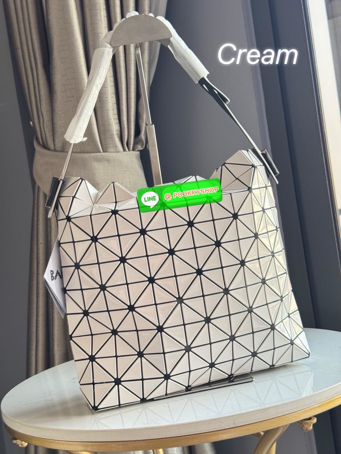 Baobao Issey Miyake Large Baguette เป็นกระเป๋าที่ดูมีมิติและสวยงามด้วยรูปทรงของมัน ซึ่งหูกระเป๋าจะมีความกว้างขึ้นไหล่ได้ได้แบบสบายๆ ใส่ของได้เยอะ ปากกระเป๋ามีช่องซิป ด้านในมีช่องใส่ของเพิ่ม สะดวกสบายพกพาไปได้ทุกที่ รูปทรงกนฃระเป๋าทำให้ดูเรียบง่ายยิ่งขึ้น
