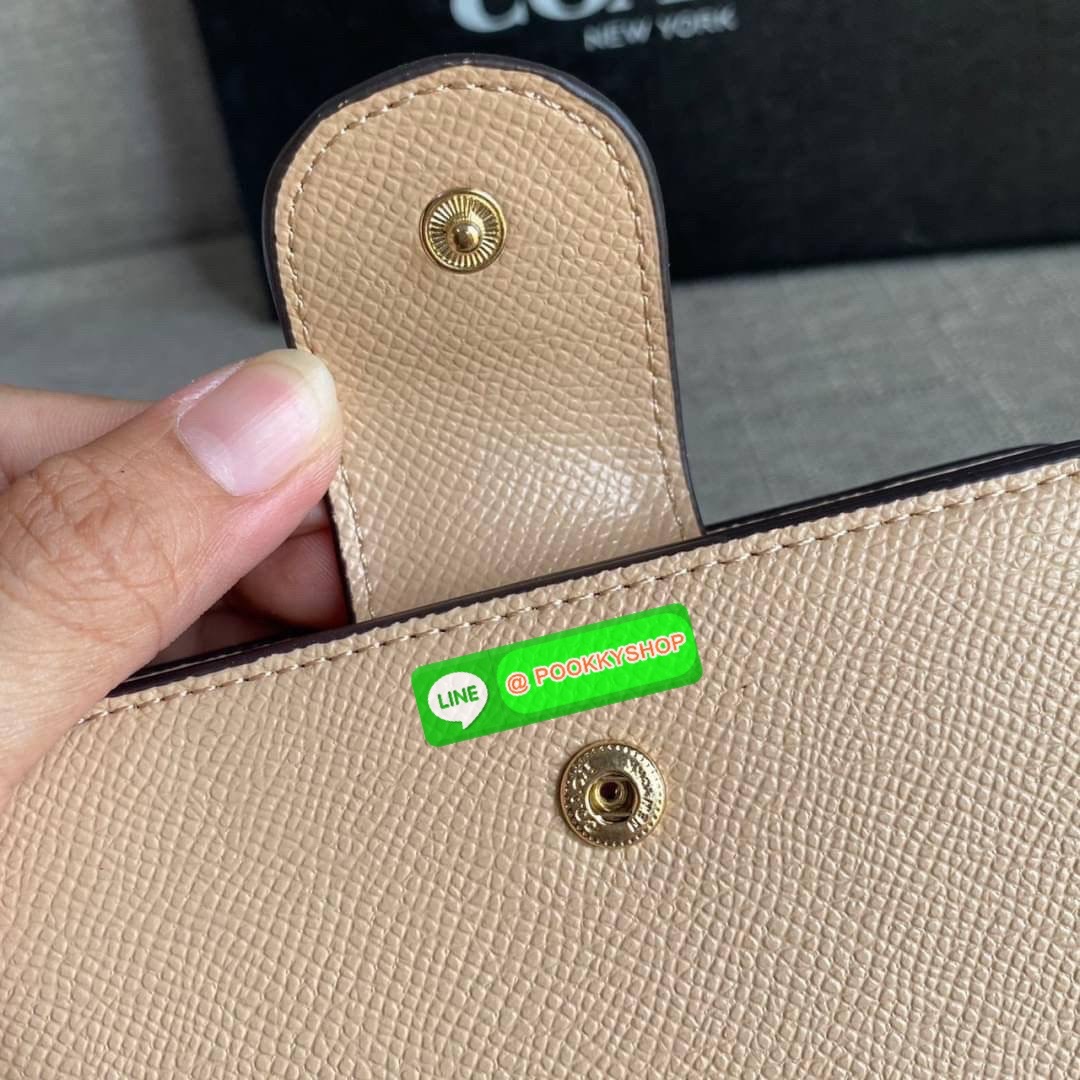 COACH 6390 MEDIUM CORNER ZIP WALLET กระเป๋าสตางค์ใบกลาง สีพื้นเรียบหรู วัสดุcrossgrain ภายในมีช่องใส่บัตรและธนบัตรได้ทุกชนิด มีช่องซิปใส่เหรียญ ขนาดกะทัดรัดพกพาง่าย คนชอบจัดระเบียบกระเป๋าสตางค์แนะนำเลยจ้า
