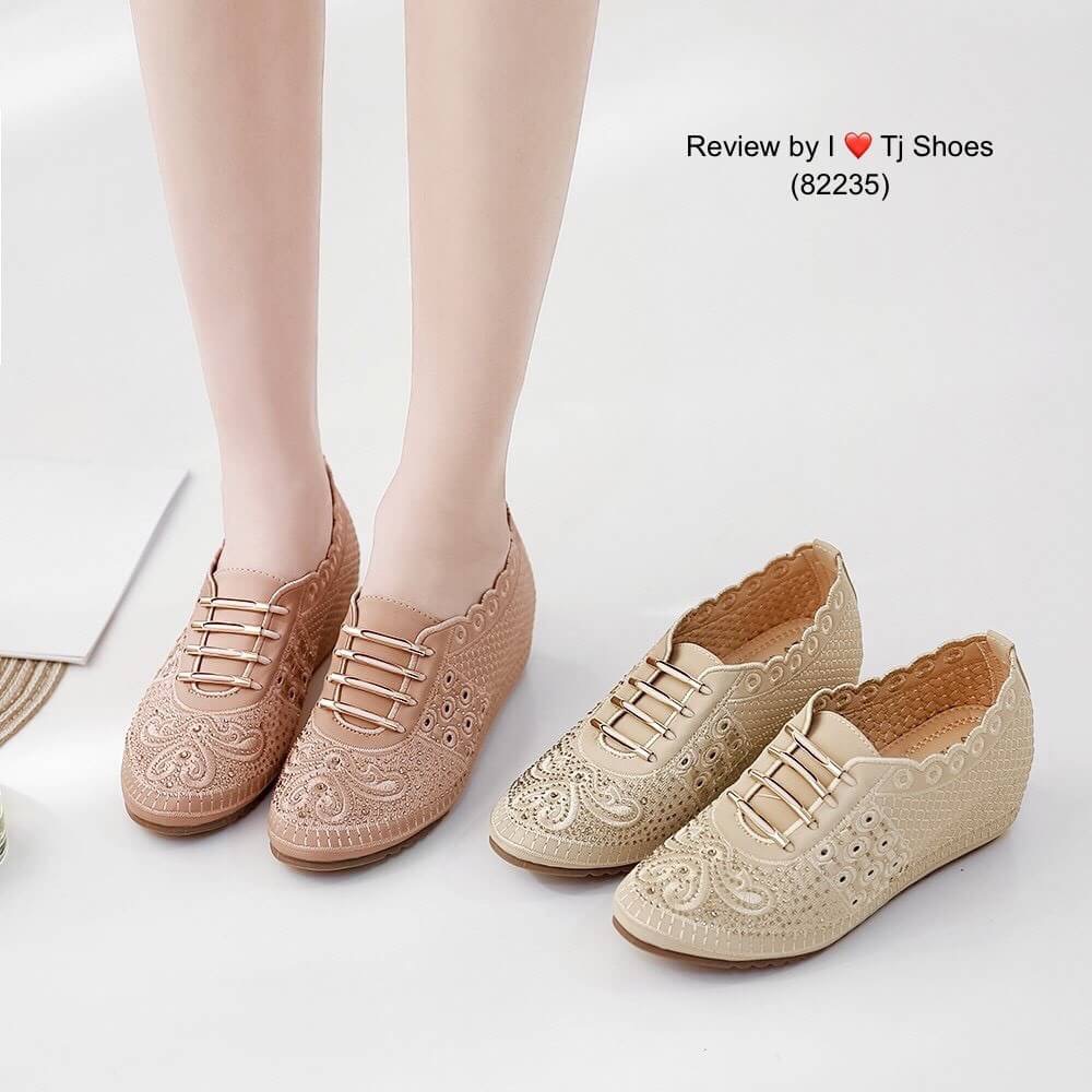 พร้อมส่งรองเท้าเพื่อสุขภาพ ที่ทั่งเกร๋ทั้งน่ารักสุดๆ รองเท้ารุ่นนี้เป็นงานสั่งทำพิเศษ น้ำหนักเบา แถมพื้นบุนิ่มใส่นุ่มเดินทั้งวันได้สบายมากๆ แมทกับชุดอะไรก็เกร๋ก็น่ารัก ของจริงสวยมาก สวยตรงปกแน่นอนเพราะรูปถ่ายจากสินค้าจริง เป็นรุ่นแนะนำ ซื้อไปรับรองไม่ผิดห