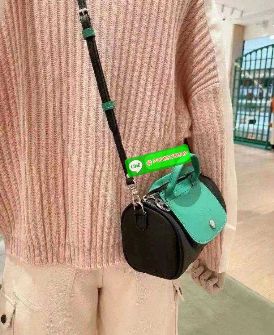 Longchamp le pliage xtra XS leather crossbody bag 🔆 Details มาใหม่! กับกระเป๋าถือ/สะพายรุ่นยอดฮิต ที่มาในดีไซน์ทูโทน โดดเด่นมีกิมมิค น่ารักน่าใช้สุดๆ รูปทรง cylinder ใช้งานง่าย ฝากระเป๋ามีช่องเล็กๆให้ได้ใส่บัตร ใส่ธนบัตรแบบหยิบจับง่ายๆ ช่องหลักเป็