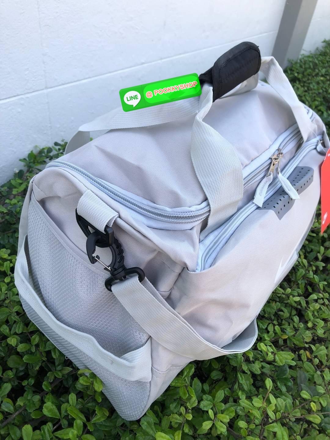 NIKE GYM BAG กระเป๋ายิมและกระเป๋าเดินทางสารพัดช่องที่มีพื้นที่ให้คุณเก็บของมากมาย ไม่ว่าจะช่องซิปคู่หลักที่กว้างใหญ่ สำหรับใส่เสื้อผ้าเดินทางได้หลายชุด ปลอดภัย ช่องรองเท้าแยก และช่องใส่ของด้านในสำหรับเก็บของมีค่า สายคล้องไหล่คู่และสายสะพายไหล่ถอดเก็บได้สา