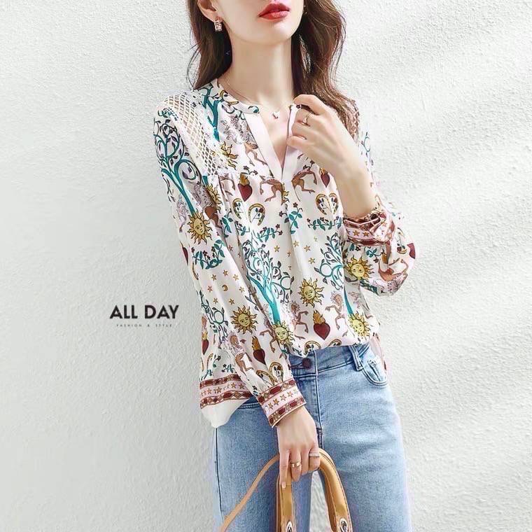 เข้าเพิ่มแล้วค่ะ🔥🔥 ✨🌷พร้อมส่ง🌷✨ เสื้อคอกลมเจาะตัววี เพิ่มลูกเล่นลูกไม้ตรงไหล่ ผ้าจอร์เจียใส่สบาย พิมพ์ลายสวยเก๋แมทช์ง่ายค่ะ