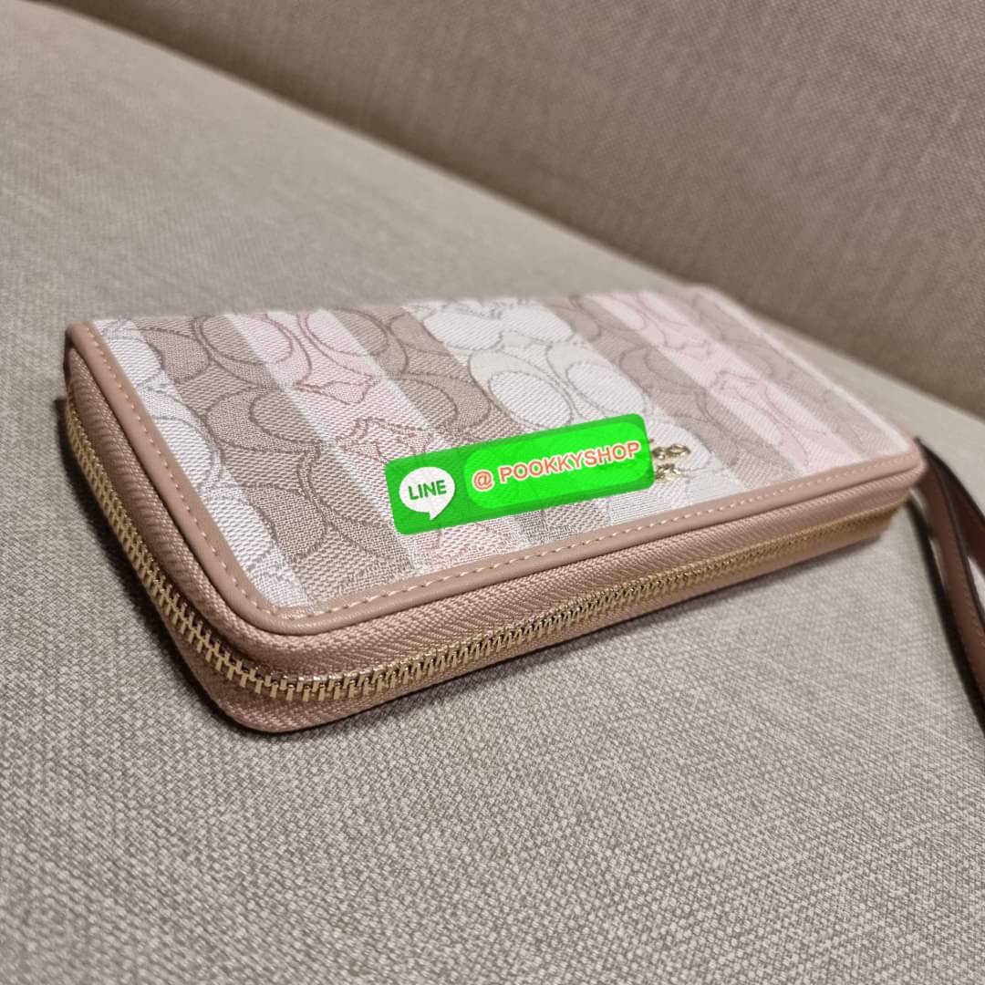 COACH C8313 LONG ZIP AROUND WALLET WITH SIGNATURE JACQUARD WITH STRIPES พร้อมเสิร์ฟความเลิศหรู ใหม่ล่าสุด กระเป๋าสตางค์ใบยาวกึ่งคล้องมือ ดีไซน์ผู้ดี๊ผู้ดี รุ่นขายดี ถือใช้คือขับผิวสุด!! วัสดุผ้า jacquard ลวดลายดูแพง มาพร้อมสายคล้องมือ ถอดออกได้ ภายในใส่บั