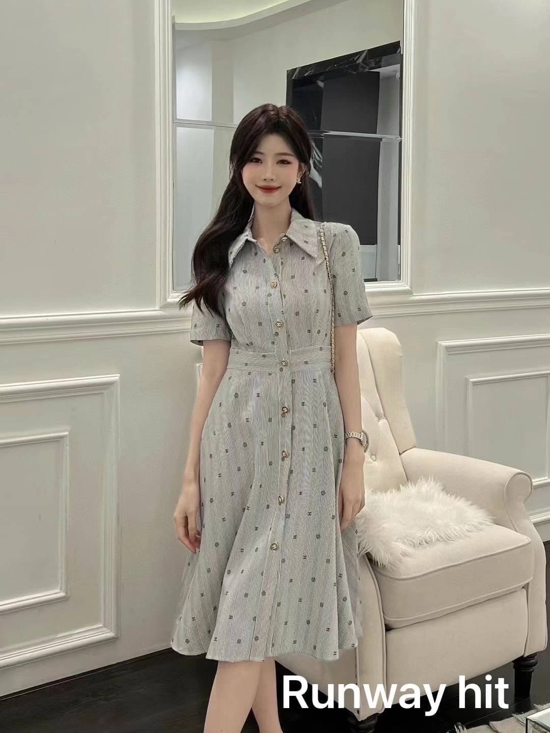 ใหม่ล่าสุด collection Chanel 2022 dress ทรงสวยผ้า jacquard ลายเส้น ปักลายlogo cc และดอก คามืเลียตามแบบฉบับ Chanel กระดุมปั๊ม เป๊ะทุกจุด ผ้าทิ้งตัวมีน้ำหนัก cutting เนี้ยบ งาน high end ห้ามพลาด