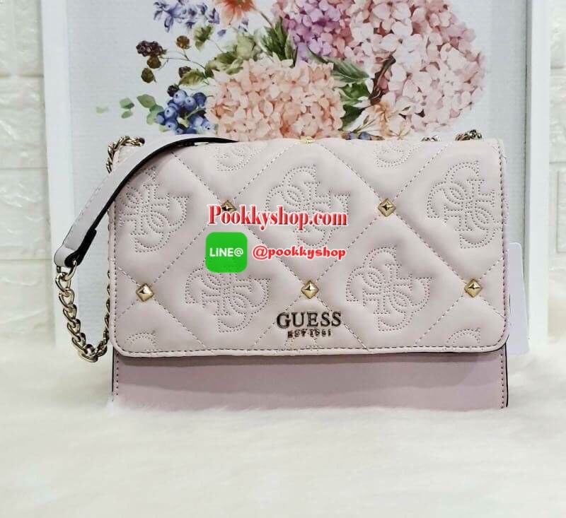 GUESS JEANA CONVERTIBLE CROSSBODY กระเป๋าสะพายหนังนิ่มอยู่ทรงตั้งได้ ด้านหน้าแต่งด้วยหมุดสีทองสลับด้วยการปักลายโลโก้ ดูสวยคลาสสิก ตัวกระเป๋าเปิดปิดด้วยกระดุม ด้านในมีหลายช่องแบ่งเป็นสัดส่วน ด้านหลังมีอีก 1 ช่องซิป สามารถเก็บของจุกจิกได้ สายสะพายเป็นโซ่ต่อ