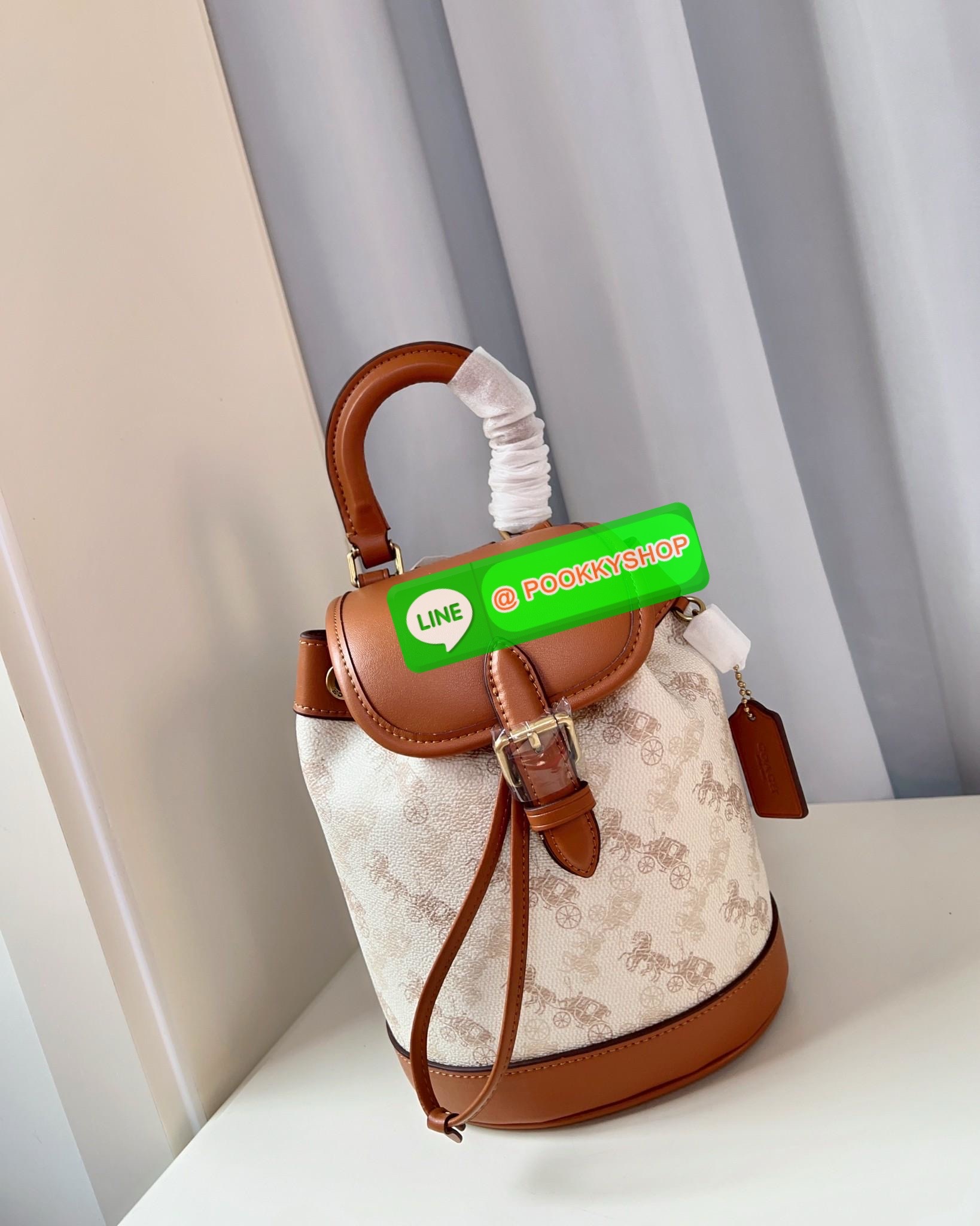 NEW ARRIVAL! **สินค้าเข้าใหม่** COACH HARPER BACKPACK WITH HORSE AND CARRIAGE PRINT ((CAM31)) 🔖พร้อมส่งใหม่ล่าสุด! กระเป๋าสะพายมีหูหจับด้านบน ที่สามารถพกพาไปไหนมาไหนได้ตลอดเวลา หนังแท้อย่างดีนิ่มสวย((หนังไม่แข็งทื่อนะคะ))ตัวกระเป๋าปริ้นท์ลายรถม้าอ