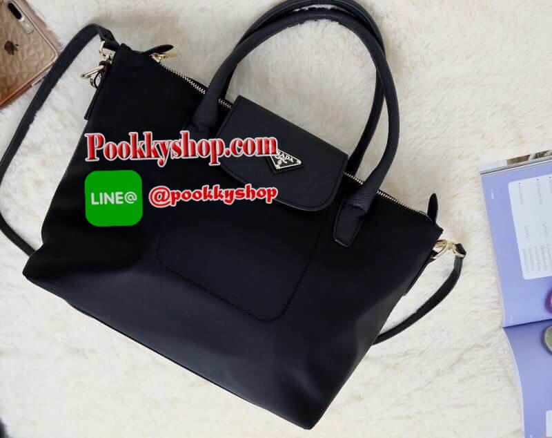 Re-stock Best seller พรีเมี่ยมกิ้ฟจากเคาเตอร์ต่างประเทศ กระเป๋า สวยๆ จาก แบรนด์ PRADA เป็นกระเป๋า ใบสวยรุ่นหายาก ขนาดกำลังดี เลิศมาก ใช้แล้วไฮโซ สวยเกินราคาแน่นอนคะ ภายในมีช่องแบ่ง เก็บของอย่างดี ใบนี้ ห้ามพลาดเลย มาจำนวนจำกัดนะคะ