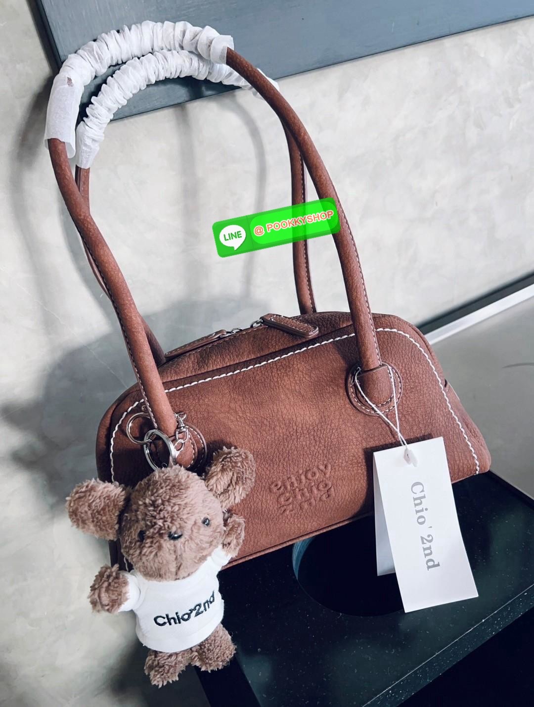 Chio’2nd Suede leather handbag//shoulder bag 💼 💋พร้อมตุ๊กตาหมีแบรนด์ตามรูปหนึ่งตัวค่ะ! 🔖พร้อมส่ง! น้องมากับความน่ารักและเบาเงินในกระเป๋าอีกเช่นเคย ✔️รุ่นนี้ใช้หนังกลับอย่างดีกึ่งกำมะหยี่ ลายหนังสวยมากๆ มีความนิ่มและเบาค่ะ &#