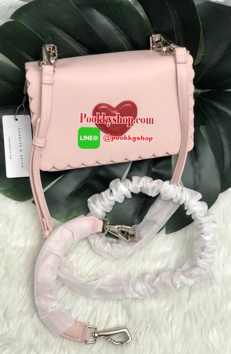 New arrival !!! Limited edition CHARLES & KEITH crossbody bag 2018 !!!! รุ่นหายาก นำเข้ายากมากกกจร้าา จำนวนจำกัด!!! กระเป๋าหิ้วหรือสะพายข้างได้ หนังเรียบ น้ำหนักเบา ด้านหน้ามีรูปหัวใจสีแดง แต่งขอบกระเป๋าสวยมากๆค่ะ เปิดปิดกระเป๋าแบบกระดุมแม่เหล็ก ภายในโล่ง
