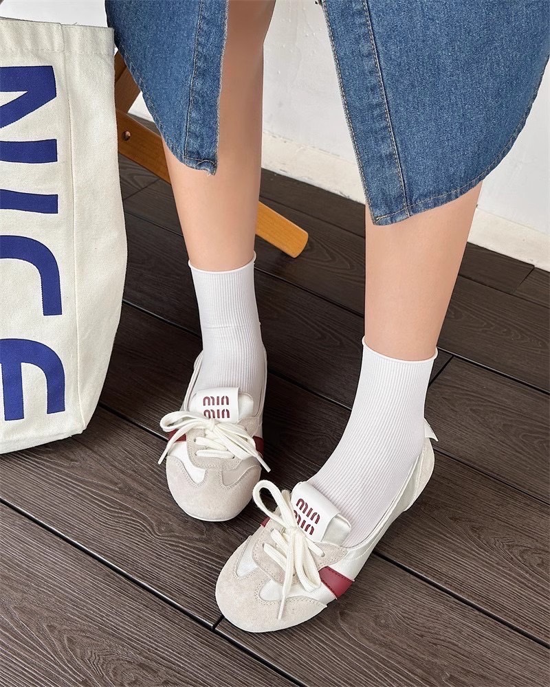 กรี๊ดมากค่ะรุ่นนี้ มาใหม่ล่าสุด รองเท้าผ้าใบ miumiu ตัวใหม่ สวยเกินเบอร์มากกกค่ะ ที่สำคัญ ใส่สบายมากกก น้องนิ่มมากค่ะ พื้นกันลื่นซิลิโคน บอกเลย ดีย์แบบตะโกน ใส่ไม่เจ็บเท้า พร้อมกล่อง