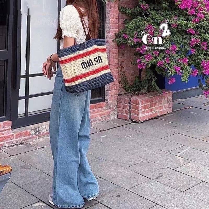 Miu Miu Women's Natural Colorblock Shopping Bag In Knit Fabric Onesize กระเป๋าทรงชอปปิ้งมาใหม่ งานถักสวยเป๊ะมากค่ะ ไซส์ใหญ่ใส่ของได้ครบจบที่ใบเดียว สาวๆนักช็อปห้ามพลาดนะ