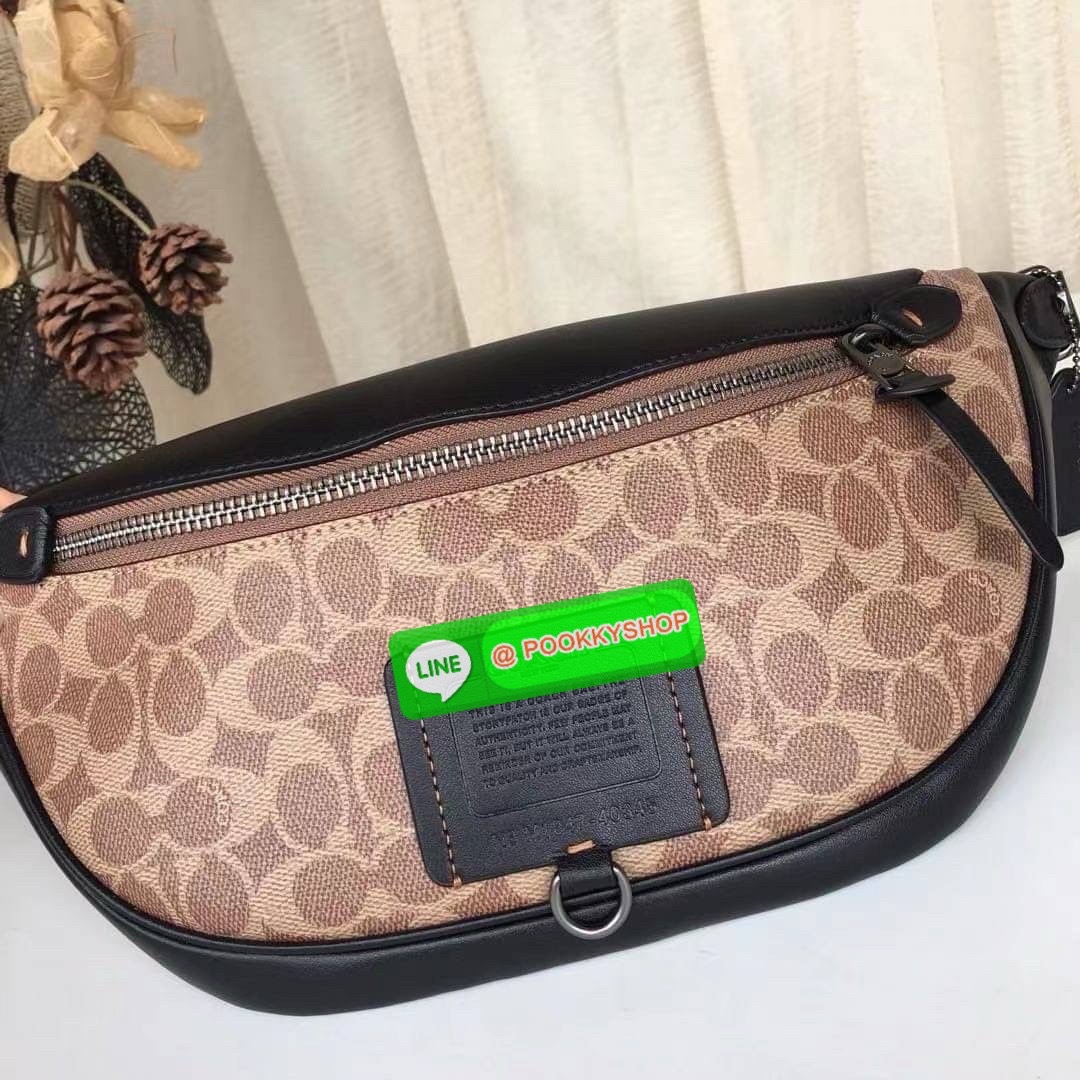 Coach 40345 Rivington Belt Bag In Signature Canvas สายแฟต้องร้องว้าว “ลายมีอยู่ทั่วไป…แต่ลายที่มี C อยู่ด้วย ใครเห็นก็รู้ว่า ‘เท่แบบ Coach’” Coach Charter Belt Bag ลาย C สุดเก๋ ทรงโค้งครึ่งวงรี คาดอกได้เท่ คาดเอวก็เก๋ ใครใส่ก็หล่อดูดี มีเอกลักษณ์เฉพาะตัว!