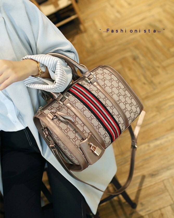 สินค้า Lot ใหม่ สีมาใหม่พร้อมส่งค่ะ งานติดอันดับ Best Seller รายละเอียดวัสดุเหมือนเป๊ะทุกจุด!! << LUX'N CHARMING SPEEDY BAGS >> ที่สุดของความหรูหราเลอค่า สินค้าแฟชั่นระดับไฮเอนด์ Collection ใหม่งาน High Quality กระเป๋าถือทรงหมอนสปีดี้ วัส