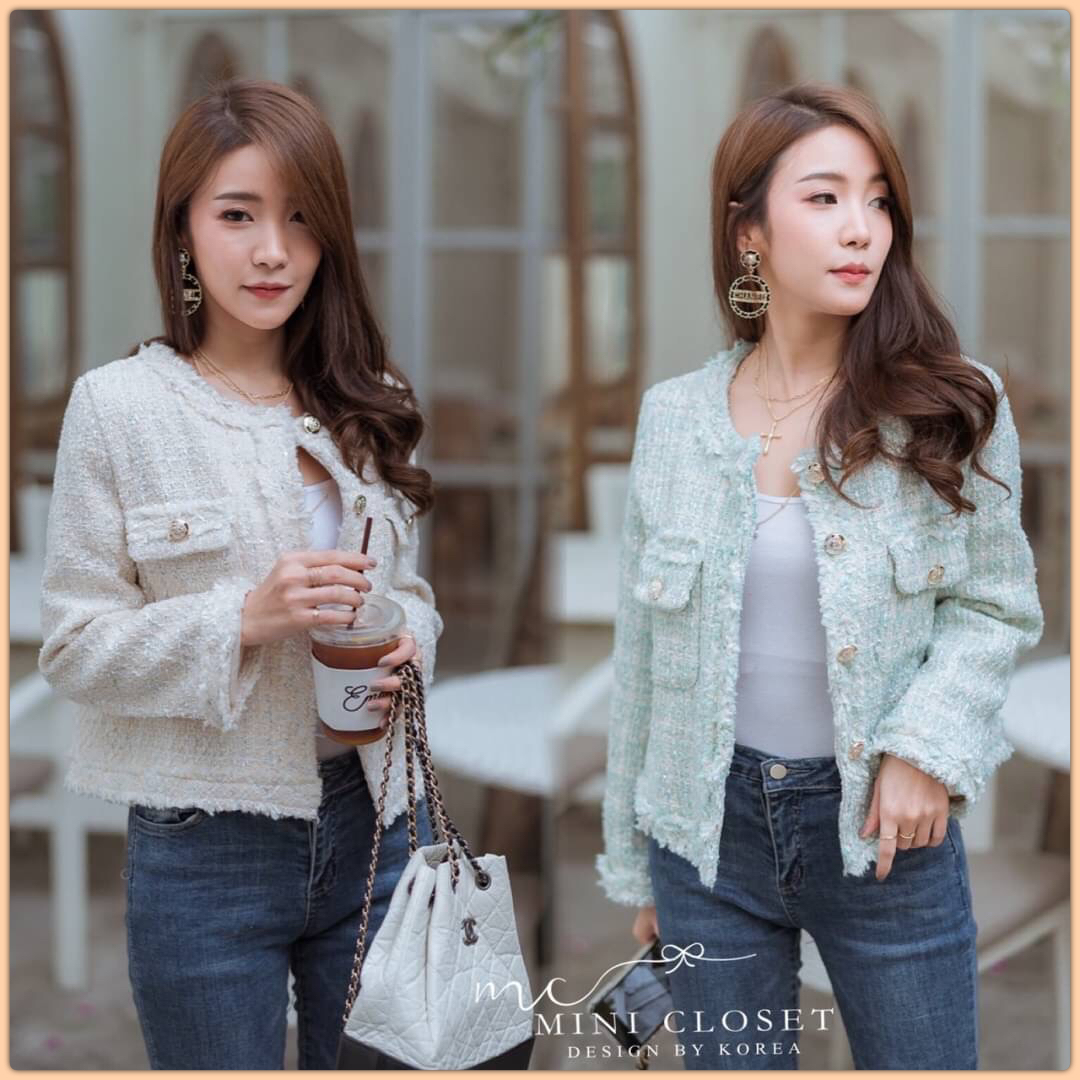 ดูดี สไตล์เกาหลีสุด ห้ามพลาดเลยนะคะ น่ารักมาก สตรีทได้ คุณนายด้วย เสื้อคลุมผ้าทวีตผ้าดีงานตัดเย็บเริ่ด ดีไซน์กระเป๋าซ้ายขวา ซับในทั้งตัว กระดุมทอง #ต้องมีค่ะ