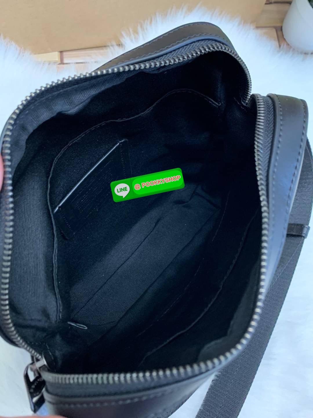 COACH Houston Flight Bag In Signature ((73336)) พร้อมส่งอีกครั้งค่ะ รุ่นที่คุณผู้ชายต้องมีติดตัว! กระเป๋าสะพายครอสบอดี้ร์ หนังแท้ หนังนิ่มดีค่ะ ด้านหน้าเป็นช่องซิปยาวให้หนึ่งช่อง เปิดปิดกระเป๋าแบบซิปภายในโล่ ใส่ของได้เยอะพอประมานเลยนะคะ พร้อมช่องแยกย่อย ใ