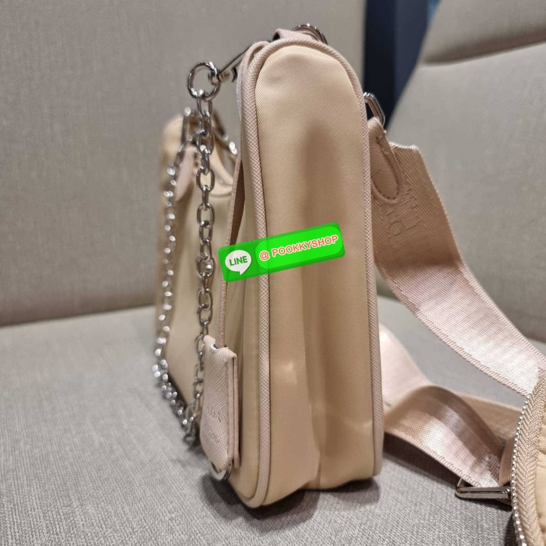 PRADA RE-EDITION 2005 RE-NYLON SHOULDER BAG ไอเท็มสุดปัง ที่ฮิตตลอดกาลไม่ว่าจะปีไหนๆ จัดให้ครบทั้งสีขายดีและสีใหม่ล่าสุด ที่สายคุณหนูห้ามพลาด!! กับกระเป๋าสะพายทรงคลาสสิค เหมาะเป็น everyday bag มากๆ วัสดุผ้าไนล่อนคุณภาพ พร้อมใบลูก ไว้ใส่เหรียญ ใส่กุญแจได้ส