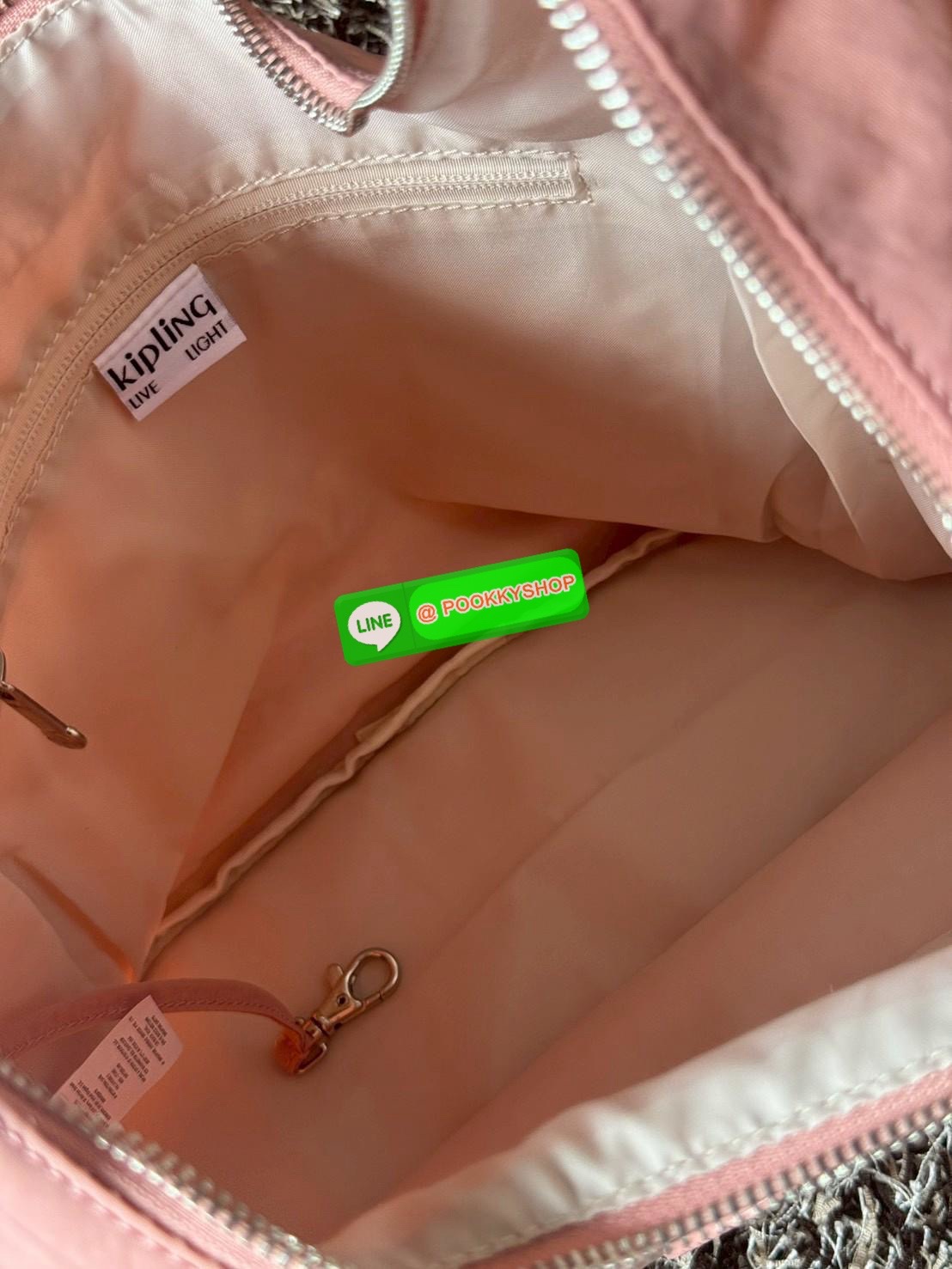 Kipling Eanna Zip กระเป๋าสะพายไหล่ดีไซน์ที่มาพร้อมสไตล์แบบจัดเต็ม เป็นแอคเซสเซอรีที่เข้ากับลุคไหนก็ได้อย่างลงตัว มาพร้อมช่องหลักปิดซิป ช่องจัดระเบียบด้านใน ช่องด้านข้าง รวมถึงช่องใส่ปากกาและสายคล้องกุญแจ เพิ่มความเป็นระเบียบสูงสุดในทุกการใช้งาน