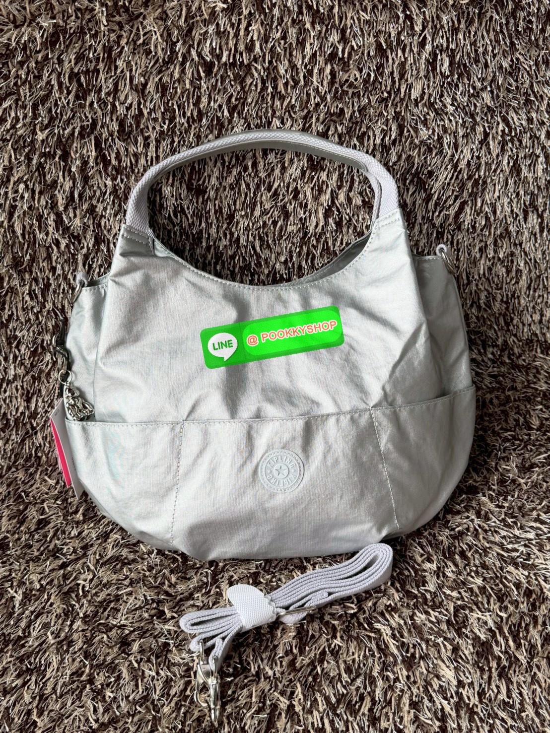 💕Kipling Aliana Shoulder Bag เป็นกระเป๋าสะพายไหล่ดีไซน์เรียบหรูที่ลงตัวทั้งสไตล์และการใช้งาน มาพร้อมช่องหลักปิดเปิดด้วยกระดุมแม่เหล็ก ช่องด้านในมีช่องแยกใช้การใช้งานหลายช่องอย่างชัดเจน รวมทั้งยังมีช่องที่ซ่อนอยู่ภายนอก มาพร้อมสายสะพายปรับฟรีไซส์ เ