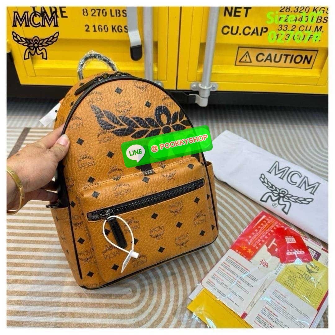 MCM Small Stark Mega Laurel Visetos Backpack กระเป๋าเป้คอลใหม่ไซส์เล็ก ดีไซน์โลโก้ด้านหน้าสวยหรูโดดเด่น Best seller Unisex ของงานเป้จริงๆ ใช้ได้ทั้งหนุ่มๆและสาวๆ เรียบหรูกว่าเดิมไปอีก สายสะพายสามารถปรับได้ตามตัว ดีไซน์และฟังก์ชั่นการใช้งาน ตอบโจทย์แน่นอน