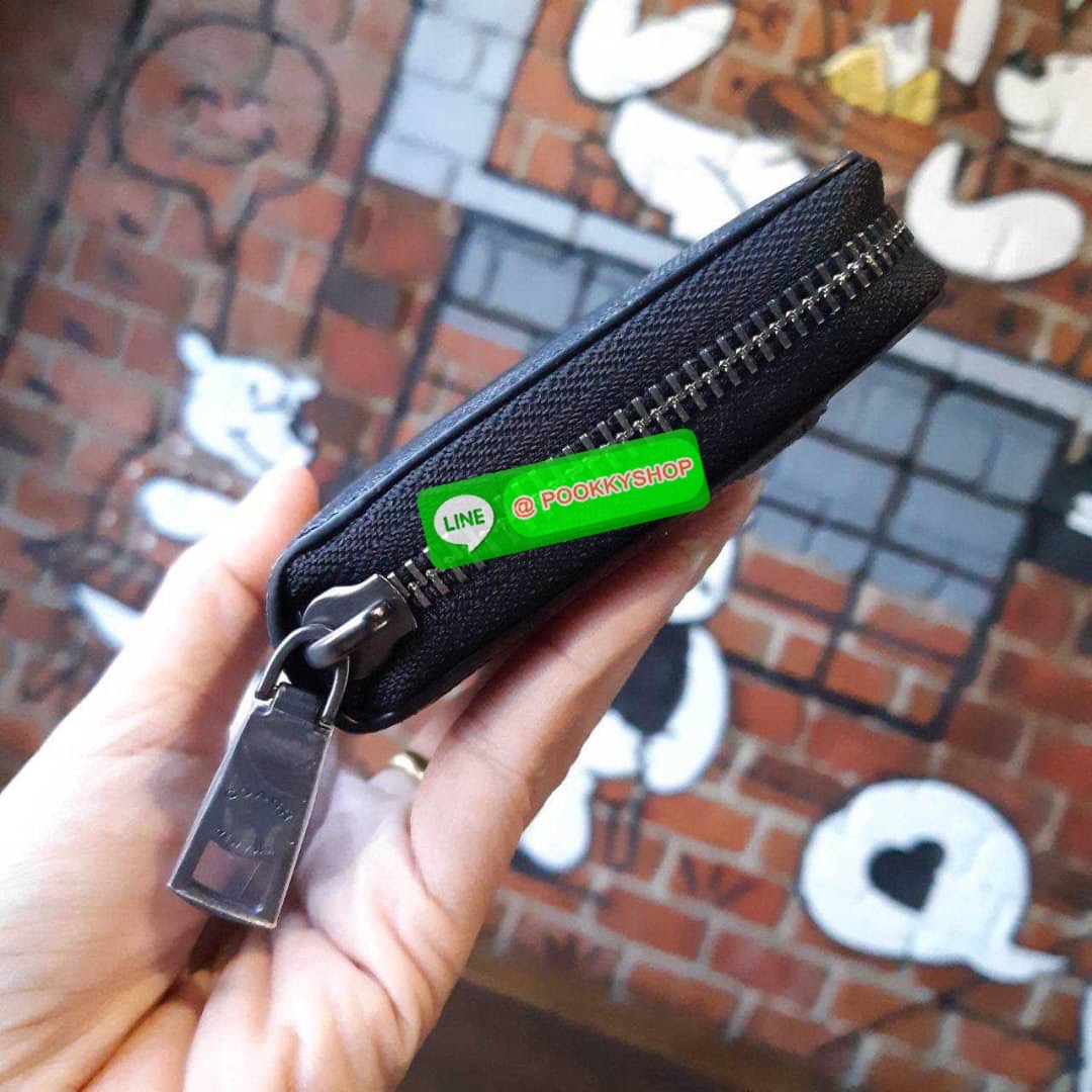 COACH F26070 MEN LONG WALLET IN SIGNATURE CANVAS WITH VARSITY STRIPE รุ่นใหม่ล่าสุด!! กระเป๋าสตางค์แถบฟ้าขาวใบยาว ดีไซน์ใหม่ สวยดูหรู ถือใช้กำลังเหมาะมือ วัสดุหนังแคนวาสเคลือบลาย เปิด-ปิดด้วยซิปรูดรอบใบ ด้านในเป็นหนังแท้ ใส่บัตรได้เยอะ ใส่ธนบัตรได้ทุกชนิด