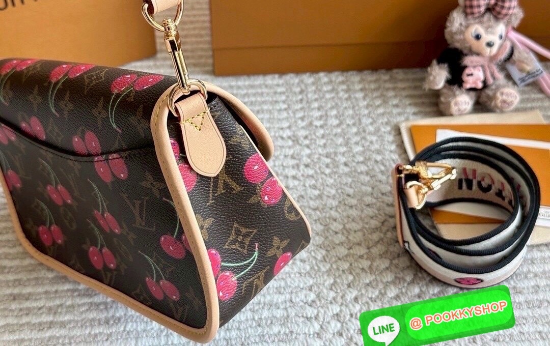 🕊️ พร้อมส่ง | LV Diane Monogram Cherry กระเป๋ามัลติฟังก์ชั่นสุดคุ้ม คอลใหม่แสนสดใสด้วยลายเชอรี่ ที่ดีไซน์ออกมาน่ารักน่าใช้มากๆ มีสายมาให้ถึง 2 แบบ สายหนังคล้องไหล่ได้ และสายสปอร์ตครอสบอดี้ได้ ปรับเปลี่ยนใช้ตามลุคแต่ละวันได้เลย เปิด-ปิดด้วยกระดุมแม