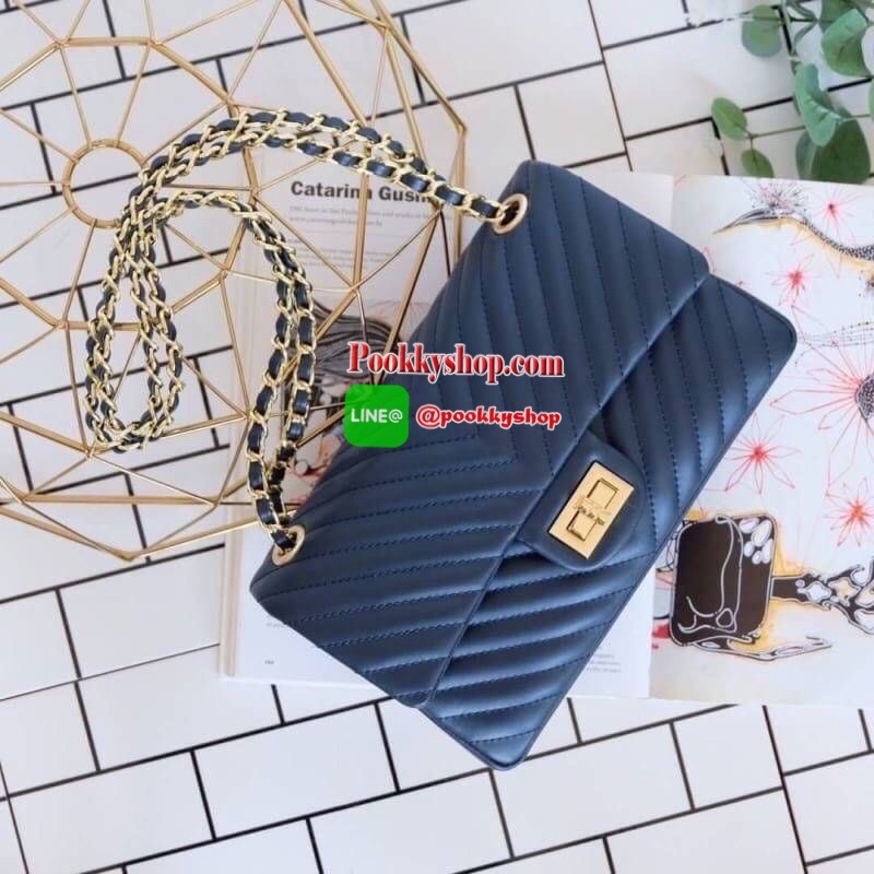 มาเพิ่มละค่า งาน Best Seller พร้อมสีใหม่สวยๆ มาให้เลือกเพิ่มอีก 2 สี !! KEEP รุ่น shoulder chevron chain handbag สวย หรู มากๆ เลยน๊า กระเป๋าอยู่ทรง หนังตัวใหม่ Microfiber สวย ทนกว่าเดิม ตัวกระเป๋าเย็บประณีต สายโซ่ปรับ สั้น ยาวได้คะ ภายในสีแดง มีช่องใส่ของ