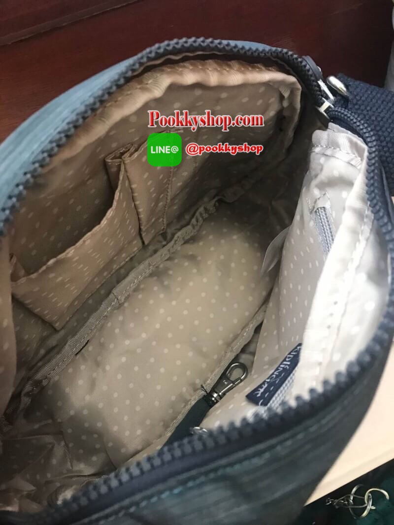 Kipling Flax Shoulder Bag กระเป๋าสะพายข้างทรงcrossbody ปรับความยาวสายให้เข้ากับลำตัวได้ฟรีไซส์ วัสดุไนล่อนคุณภาพสูงและน้ำหนักเบา กันน้ำได้ ด้านหน้ามีช่องให้หนึ่งช่อง เปิดปิดช่องซิปหลัก แบบซิปเดียว ภายในกว้างและมีช่องซิป/ช่องเล็กให้ใส่ของจุกจิก ด้านหน้าประ
