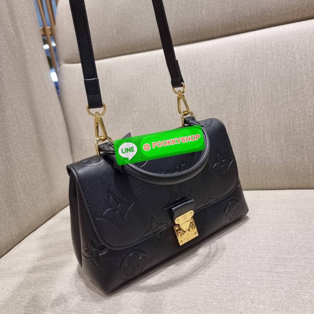 LV MADELEINE BAG ใหม่ล่าสุด อีกหนึ่งรุ่นคลาสสิคหายาก จากเคาน์เตอร์ dutyfree ที่สาวๆรอคอย กระเป๋าถือ/สะพายข้าง ดีไซน์เรียบง่าย แต่เต็มไปด้วยดีเทลความหรู วัสดุหนังวัวปั๊มลายเอกลักษณ์ เปิด‐ปิดด้วยอะไหล่กดล็อคสีทองหรู และมีพวงหนังห้อยพิเศษแถมมาให้ด้วย ภายในแบ