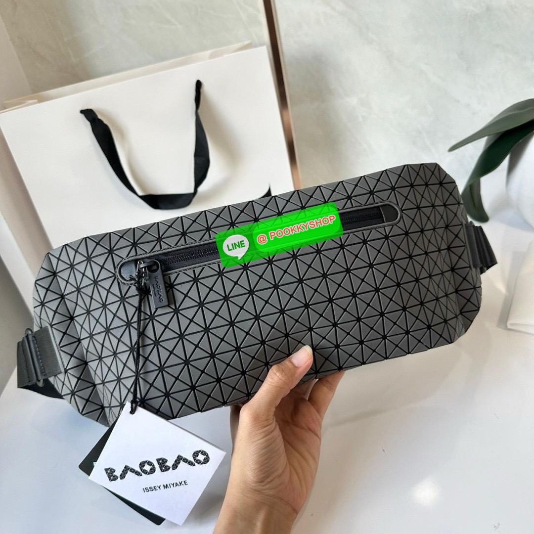 BaoBao Issey Miyake baton belt bag 🔖กระเป๋าคาดเอว/คาดอก เอกลักษณ์โดดเด่นตลอดทั้งใบ สุดเทห์ น้ำหนักเบาพกพาสะดวก 🔖วัสดุ: โพลียูรีเทนผสมหนัง 🔖เปิด-ปิดแบบซิปบน และมีช่องซิปด้านหน้า ภายในมีช่องแยกสัดส่วน 2 ช่อง ซับในผ้าไนลอน 🔖สา