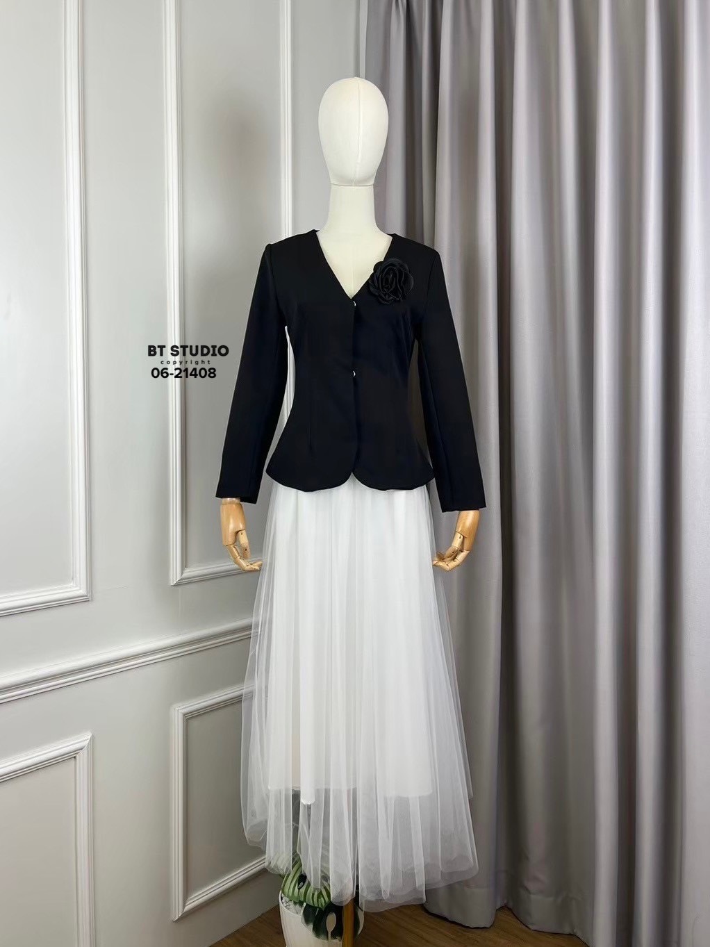 ชุดเซทแฟชั่น เซท 3 ชิ้น เสื้อเบเซอร์แขนยาวแต่งติดแป๊กด้านหน้า มาพร้อมเข็มกลัดโบ แมทซ์กับกระโปรงเอวสูง