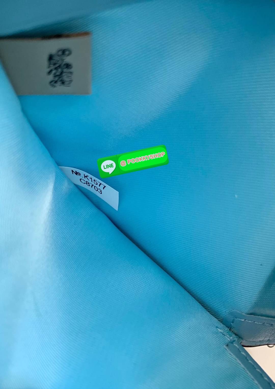 COACH SNAP WALLET ((8704//6941)) 🌍พร้อมส่ง ห้ามพลาด ก่อนหมดค่ะ! ✔️กระเป๋าเงินใบสั้น หนังแท้ แต่ละสีปริ้นลายได้สวยงาม แตกต่างกันไปค่ะ ✔️เปิด-ปิดกระเป๋าแบบกระดุม ภายในมีช่องใส่ธนบัตรตามยาว และช่องเสียบบัตร5ช่อง//มีช่องซิปแยกฝั่งห้อยด้ว