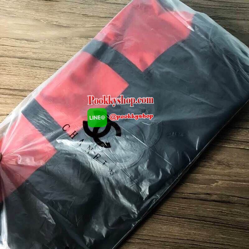 Restock! CHANEL VIP GIFT Large Travel Bag กระเป๋าเดินทาง Gift With Purchase รุ่น Limited พรีเมี่ยมกิ๊ฟของเเท้จาก Chanel Perfumes Counter วัสดุ NYLON เนื้อหนาสีทูโทนดำแดงสกรีนโลโก้ด้านหน้า เปิดปิดด้วยซิป หัวซิปแบรนด์ ใบใหญ่จุใจ พิเศษ! มีช่องใส่รองเท้าด้านข