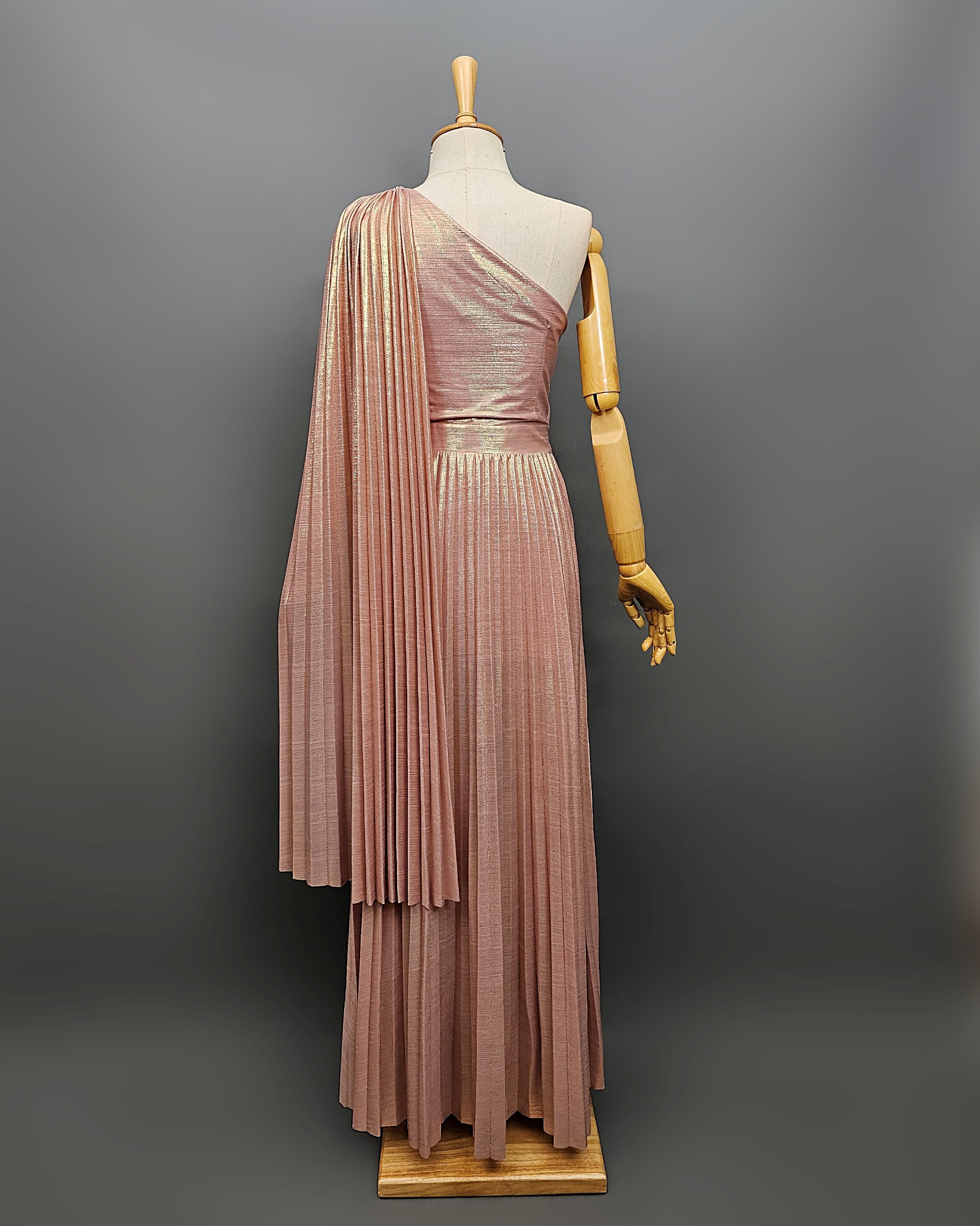 เดรสแฟชั่น แม็กซี่เดรสเสื้อไหล่เดียว ดีเทลผ่าแขนเสื้อด้านใน