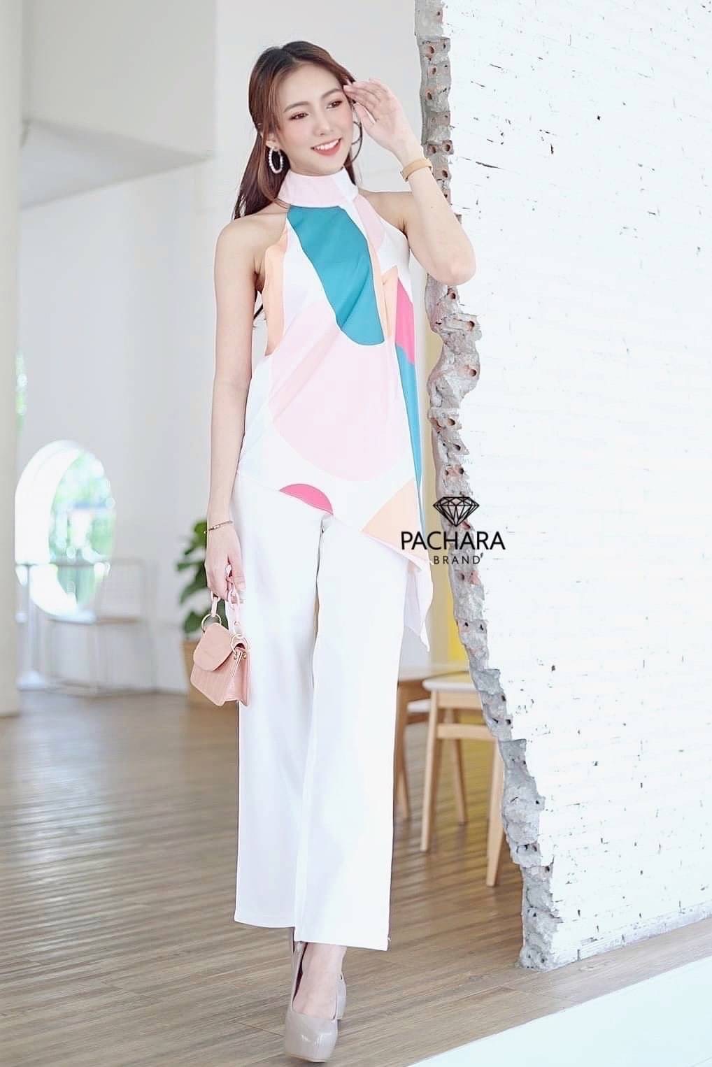 เซ็ต 2 ชิ้น เสื้อเว้าไหล่ชายเฉียง เนื้อผ้าพริ้วพิมพ์ลายสีสันสดใส แมทช์คู่กับกางเกงขายาวเอวสูงสีขาว งานซิปด้านหลัง มีซับในอัดกาวอย่างดี รุ่นนี้ใส่ชิลล์ถ่ายรูปสวยได้ทุกโอกาสเลยนะคะ