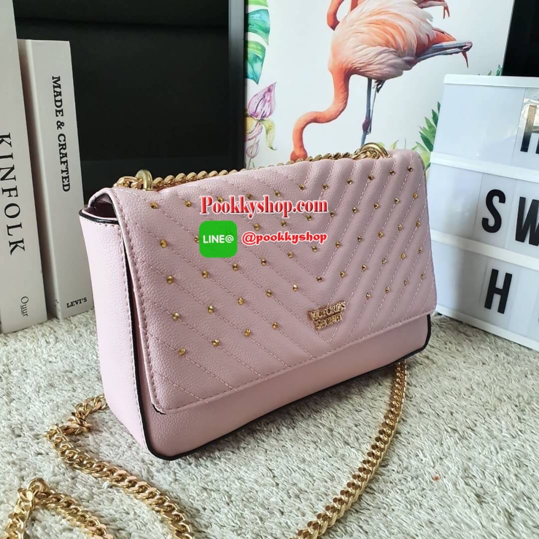 NEW ARRIVAL 2019 !! VICTORIA SECRET CROSSBODY BAG แบรนด์ดังจากอเมริกาสุดฮิตของวัยรุ่น กระเป๋าสะพาย หนังสังเคราะห์นิ่มอยู่ทรง อะไหล่ทอง ด้านหน้าประดับชื่อโลโก้แบรนด์ ขนาดน่ารักกำลังดี เปิดปิดด้วยฝากระดุมแม่เหล็ก ภายในบุลายปั้มแบรนด์ มีช่องเล็กใส่ของจุกจิก