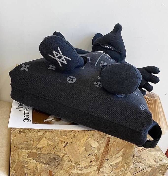 พร้อมส่ง เป้ตุ๊กตา LV งานสวยน่ารักมากค่ะ ผ้าหนาดีมาก ช่องเก็บของใหญ่มาก ด้านใน มีหลายช่อง ด้านหลังมีช่องซิปเก็บของสำคัญ เก๋ไก๋ไม่เหมือนใคร