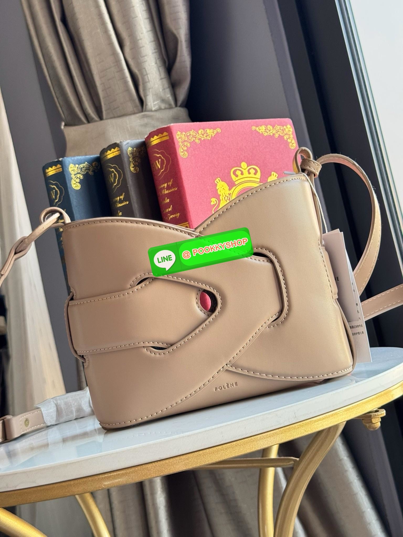 💕 Polene Nodde EDITION SMOOTH ใครที่อยากได้กระเป๋าเรียบๆ แต่ดูมีอะไร ขอแนะนำรุ่น Nodde หิ้วแล้วสวยแบบ Quiet Luxury โลโก้แบรนด์ถูกปั๊มไว้บริเวณด้านล่างของกระเป๋าอย่างประณีตจนแทบสังเกตไม่เห็น ฐานกระเป๋าถูกออกแบบมาให้เนียนเรียบ ปราศจากหมุด ในขณะที่ด้