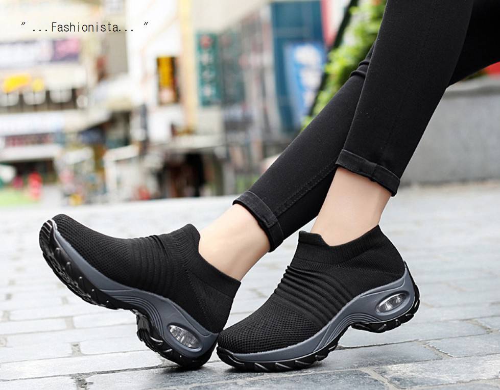 เข้าเพิ่มแล้วจ้าา สินค้าดีมีคุณภาพ!! แฟชั่นฮ็อตฮิตมาแรงงงงงง รองเท้าผ้าใบแฟชั่นสไตล์สปอร์ต เนื้อผ้าหนานุ่มมากก ยืดหยุ่นคืนรูปได้ดี ไม่ย้วยไม่แฟ่บ เสริมพื้น 4 c.m. พื้นยางยึดเกาะดีหนึบมากเดินไม่ลื่น คู่นี้ใส่เที่ยวใส่ออกกำลังกายคู่เดียวกันได้เลย ใส่สบาย วั