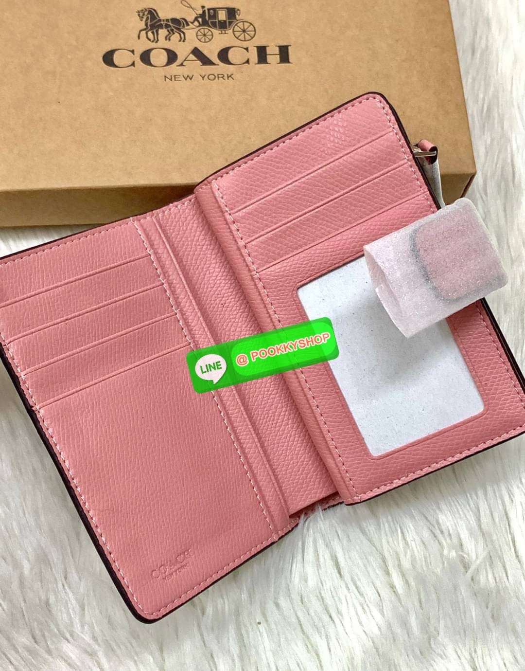 COACH MEDIUM CORNER ZIP WALLET IN SIGNATURE CANVAS ((53562)) 💋กลับมาอีกครั้งค่ะ! กระเป๋าเงินใบกลางหนัง pvc canvas สวยงามค่ะ เปิดปิดช่องหลักด้วยกระดุมภายในมีช่องเสียบบัตรได้ถึง10ช่อง ช่องใส่ธนบัตรหนึ่งช่อง; และช่องซิปสำหรับใส่เหรียญอีกสองช่อง แยกสั