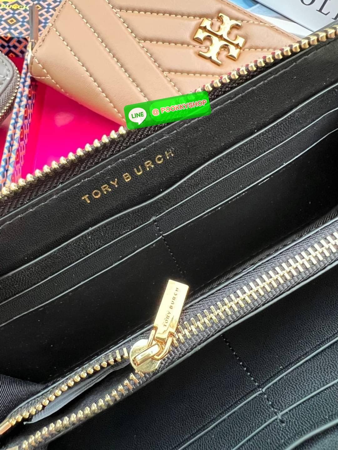 TORY BURCH KIRA CHEVRON ZIP CONTINENTAL WALLET 🌟พร้อมส่ง รุ่นที่สาวๆต้องมีติดมือสักใบค่ะ ✔️กระเป๋าสตางค์ใบยาว หนังแกะนิ่มมือ ยืดหยุ่นดีมากๆค่ะ ✔️อะไหล่ทองสีสวยมากๆ ภายในมีช่องใส่ธนบัตร2ช่องกว้าง มีช่องเสียบบัตรได้ถึง8ช่อง พร้อมช่องซิ