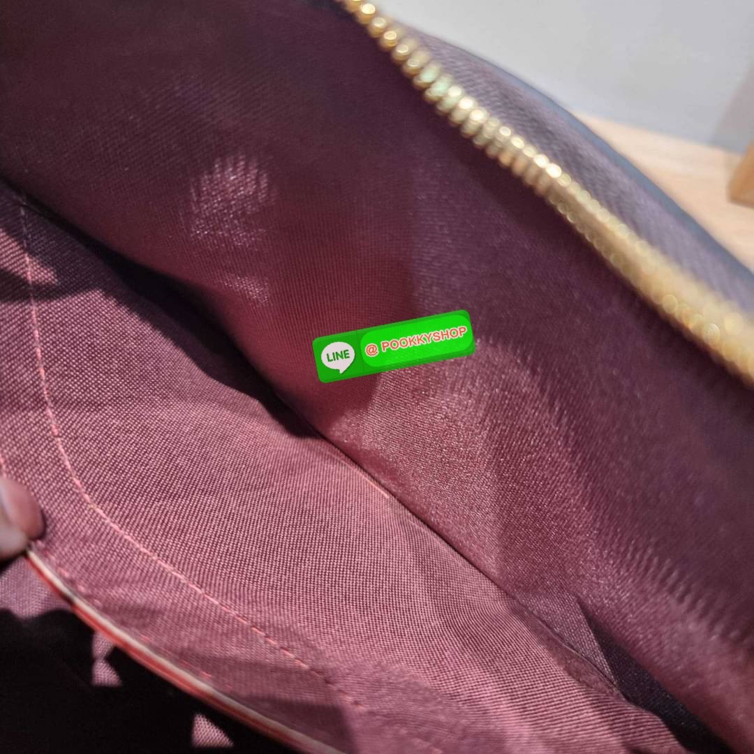 LV boulogne bag กระเป๋าสะพาย ดีไซน์คลาสสิครุ่นสุดปัง ขนาดกำลังดี ใช้งานได้สะดวกคล่องตัว วัสดุหนังแคนวาสทนทาน ปากกระเป๋ามีซิปเปิดปิด ภายในโล่งกว้าง ใส่ได้ทั้งกระเป๋าสตางค์ใบยาว มือถือ ของจำเป็นต่างๆ มาพร้อมสายสะพาย ปรับได้ตามชอบ และสายโซ่คล้องไหล่อีกหนึ่งเ