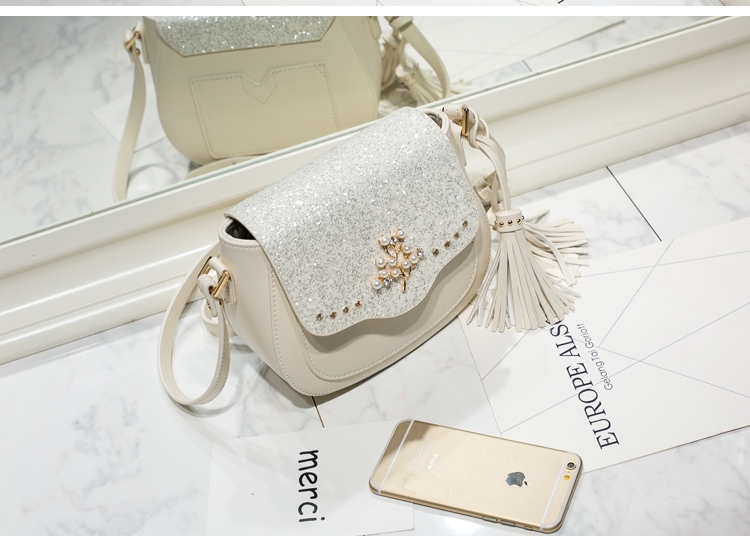 AXIXI กระเป๋าแฟชั่นสตรี รุ่น Tree Pearl สีขาว Off White กระเป๋าสะพายแฟชั่นทรง Saddle สุดน่ารัก เพิ่มความโดดเด่นให้กระเป๋าด้วย Daimond Dust สุดหรูหรา เพิ่มดีเทลให้กับกระเป๋าด้วยอุปกรณ์แต่งกระเป๋าลายต้นไม้สีทองประดับด้วยมุขดูสวยงาม ตัวกระเป๋าผลิตจากหนัง PU