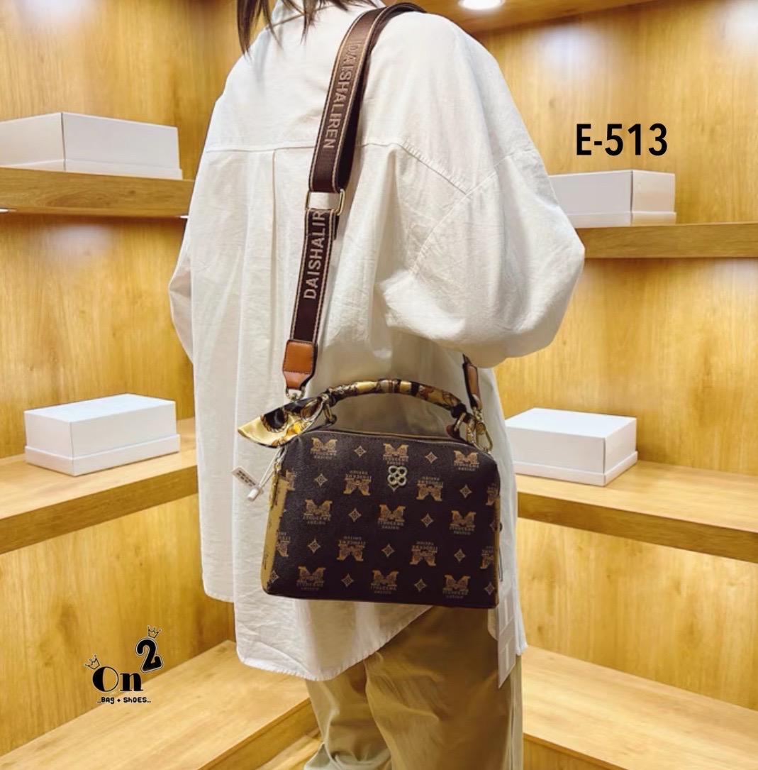 NEW-IN💘ใบนี้คือน่าร้ากก สไตล์แบรนด์😚 งานคุณภาพค่ะ ดีไซน์เกร๋ไม่เบา หูโค้งอยู่ทรงสวยค่า👏🏼เห็นปุ๊บคือชอบปั๊บบ งานดีมากก เป็นทรงหมอน จุได้เยอะ(ใส่มือถือได้) มาพร้อมสายยาว