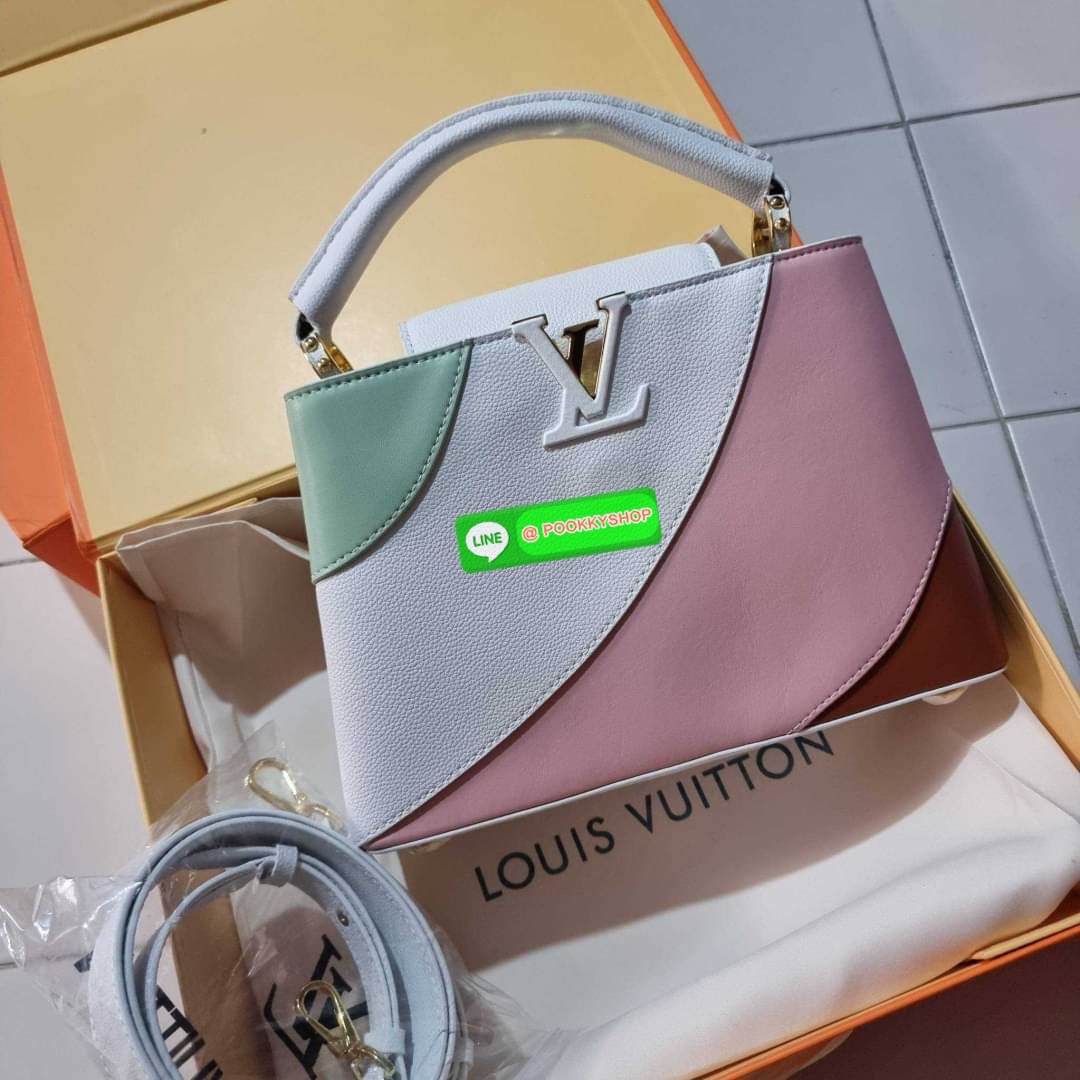 NEW IN!! LV capucines top handle วีไอพีพรีเมี่ยมกิ๊ฟจากเคาน์เตอร์ ที่สุดของความสวยในราคาเบาๆ กระเป๋าถือสุดหรู ดีไซน์ทรงคลาสสิค พร้อมลวดลายหรูหรา มาพร้อมหูจับในตัว ด้วยรูปทรงวินเทจและวัสดุหนังแท้ ขับผิว ทำให้ไอเท็มนี้สะกดทุกสายตาจริงๆ และยังมีลูกเล่นที่ฝาป